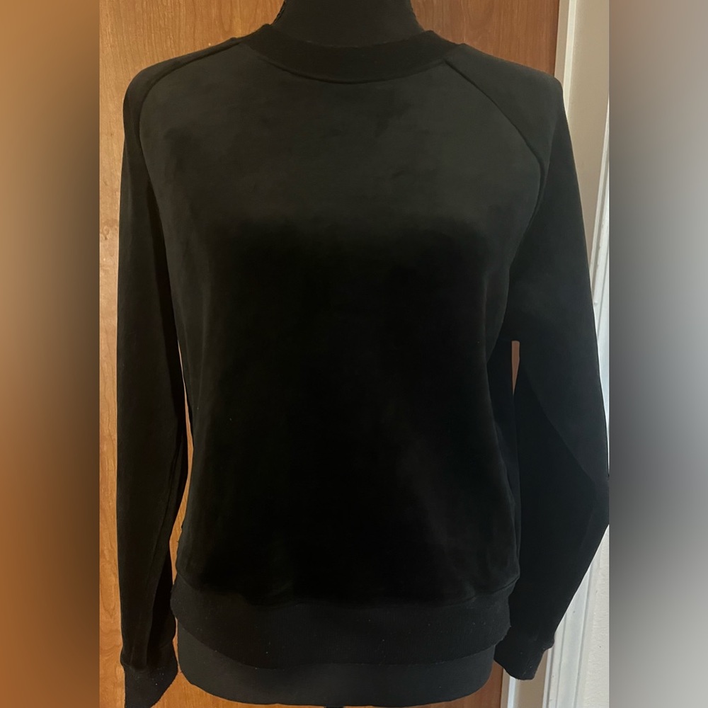 A new  day-to-day velour  pullover in black (S)